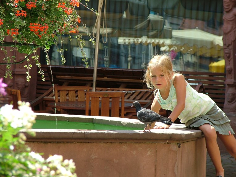 Sommer in Lohr a. Main.. Mdchen mit Taube am Mrchenbrunnen