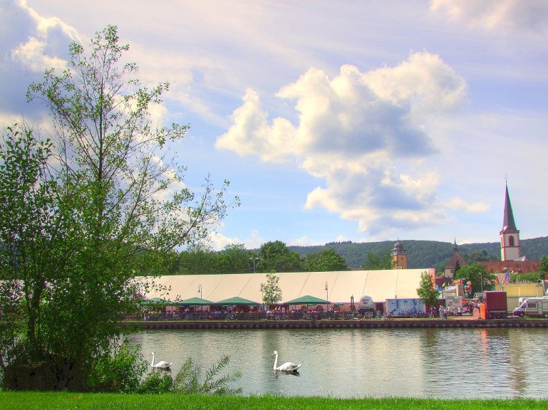 Das Mainufer in Lohr Sendelbach mit Blick auf die Spessartfestwoche 2009