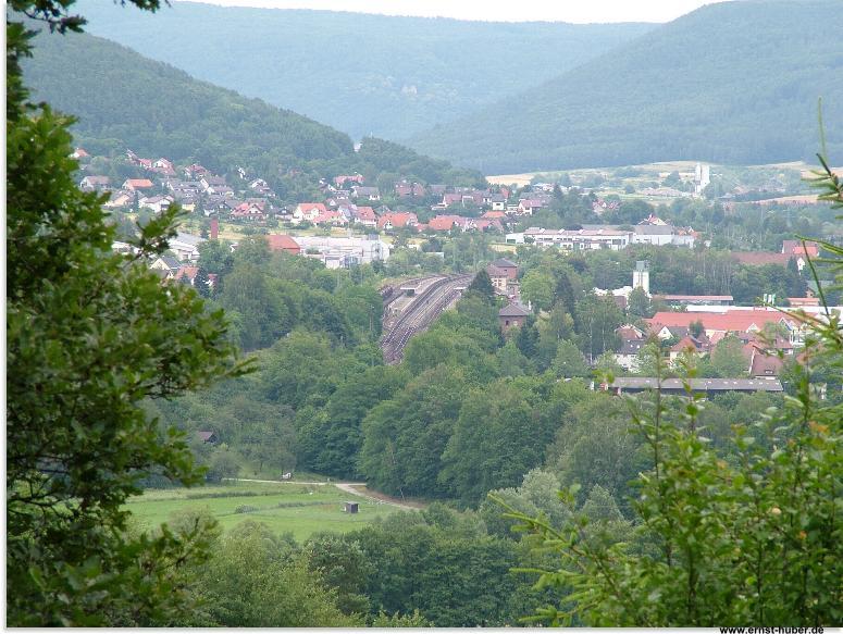 Blick vom Valentinusberg auf die Bahnlinie