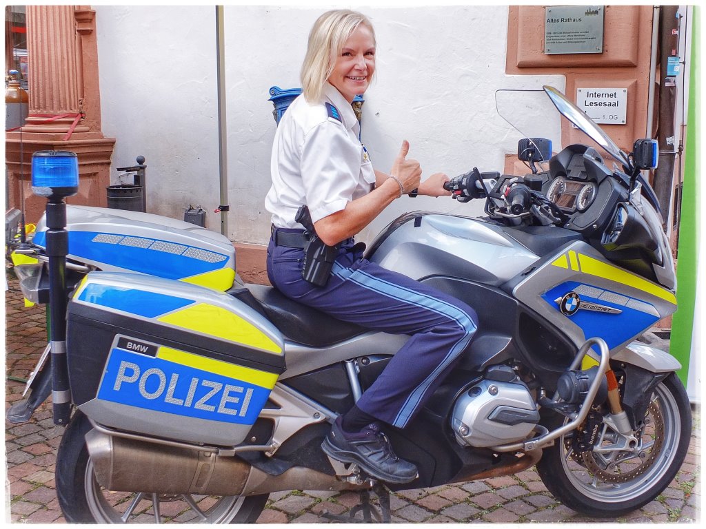 PHM Silke auf dem Polizei Motorrad