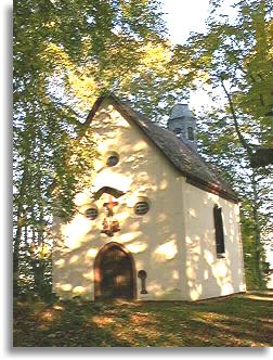 Valentinuskapelle in der Herbstsonne