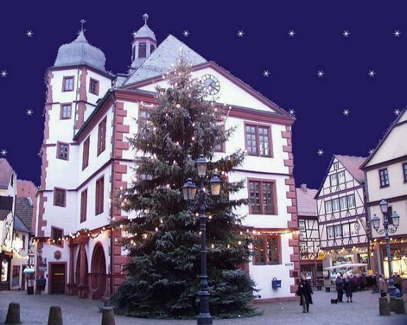 Altes Rathaus mit Weihnachtsbaum