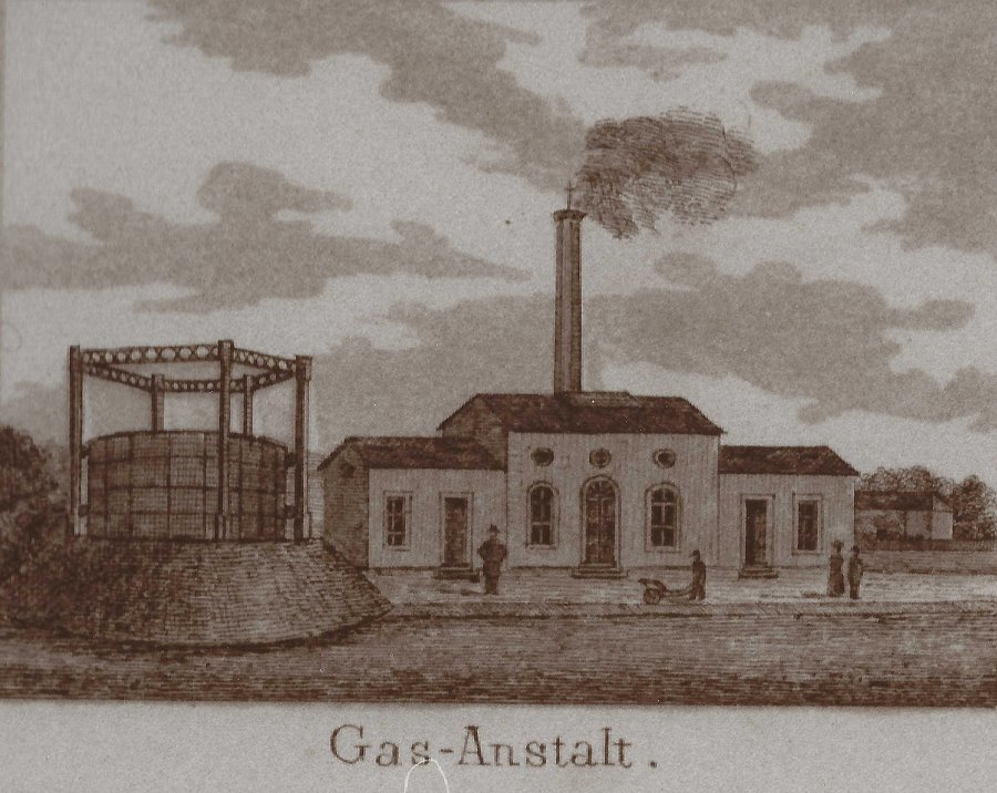 Speziell für den Standort Lohr zeigt die Ausstellung ein Bild der 1867 eröffneten Gas-Anstalt, die sich auf dem Gelände zwischen der städtischen Anlage und dem Kaibach befand und das Gas für die 50 Straßenlaternen der Stadt Lohr lieferte.