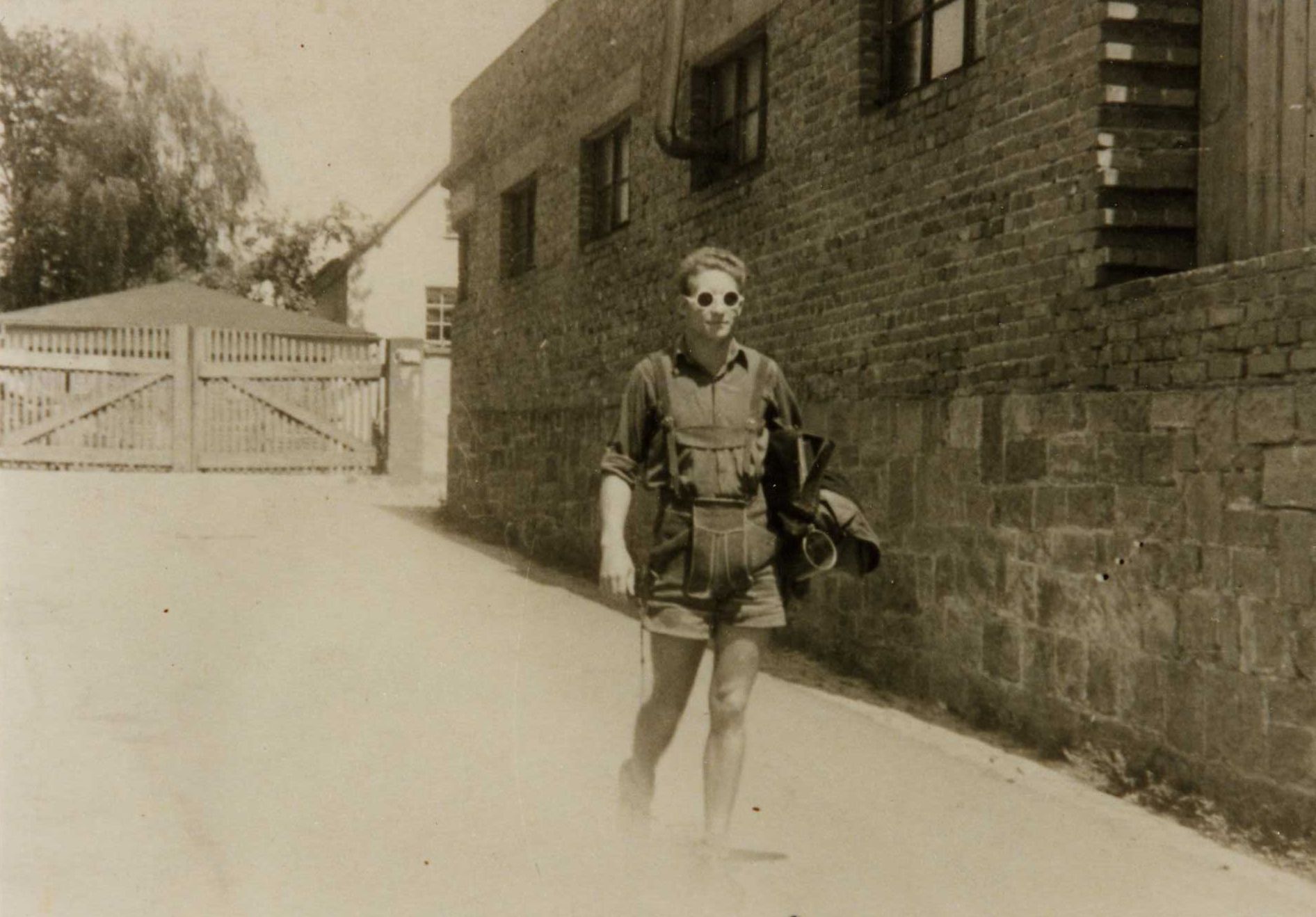 Der Gymnasiast Rolf Sultan auf dem Weg zur Schule: Neben der Büchertasche gehörte auch der Becher für die Schülerspeisung zur Grundausstattung eines Schülers. (Foto: Mai 1948)