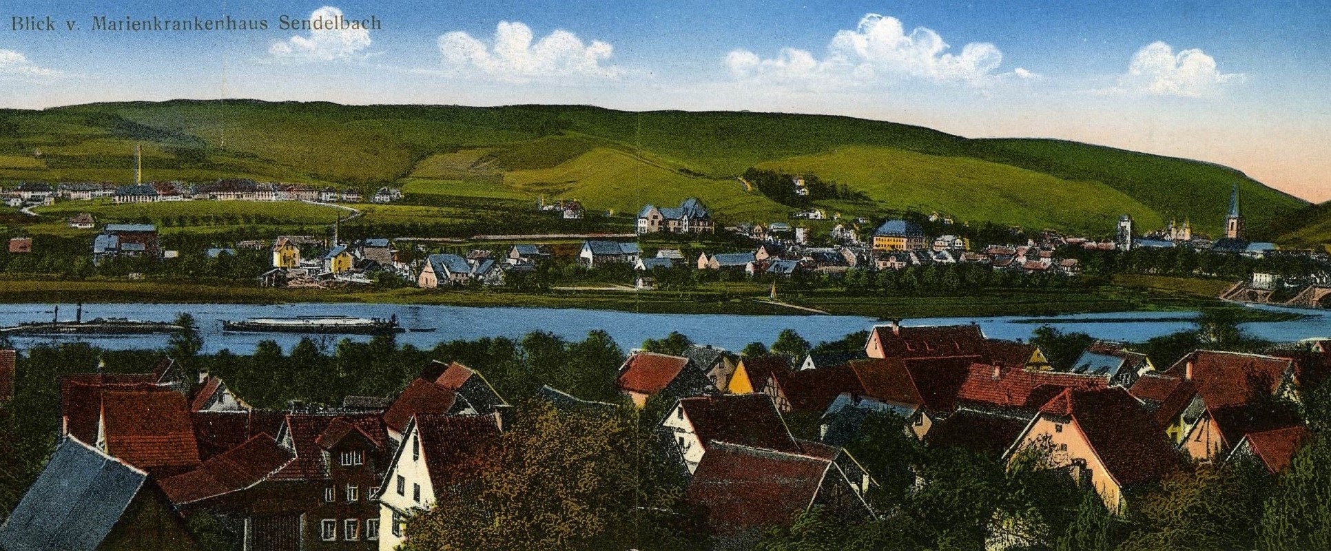 Panorama-Postkarte von Sendelbach aus, um 1914. Das 1904 eröffnete Gymnasium-Gebäude steht in etwa in der Mitte der Fotografie.