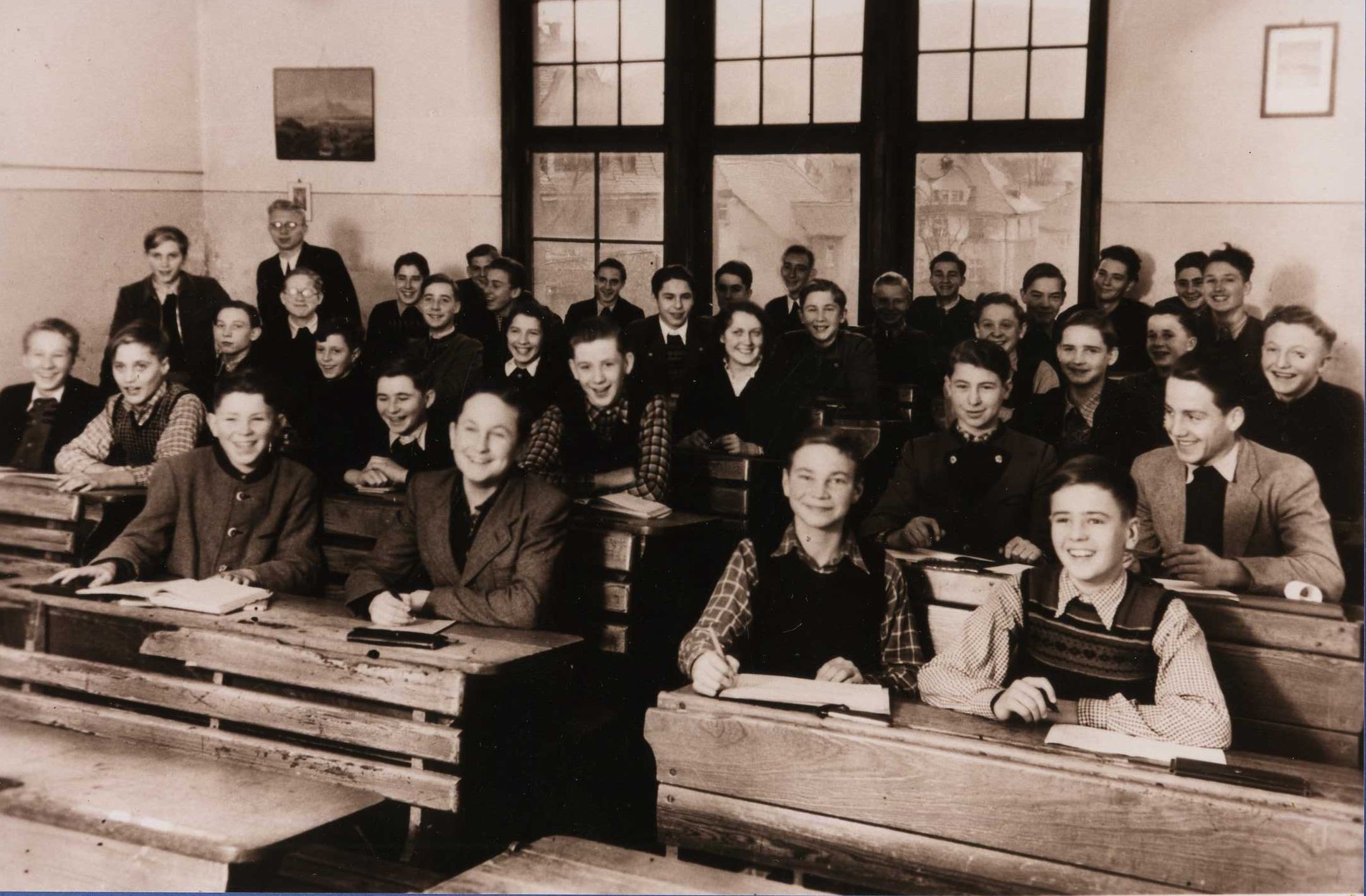 Klasse (heute 9. Klasse) des Lohrer Gymnasiums 1951/52: Noch sechs Jahre nach der Beschlagnahmung des Gebäudes sind nicht alle Schäden, die durch den Vandalismus der Besatzer angerichtet worden sind, beseitigt (siehe Schülerbank vorne links).