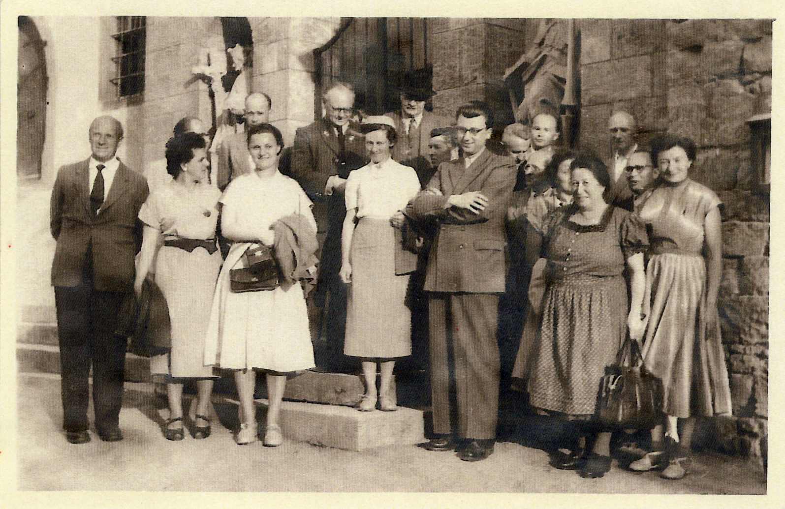 "Betriebsausflug" des Lehrerkollegiums am Lohrer Gymnasium nach Homburg 1954, (hinten in der Mitte mit Hut: Oberstudiendirektor Laudensack)