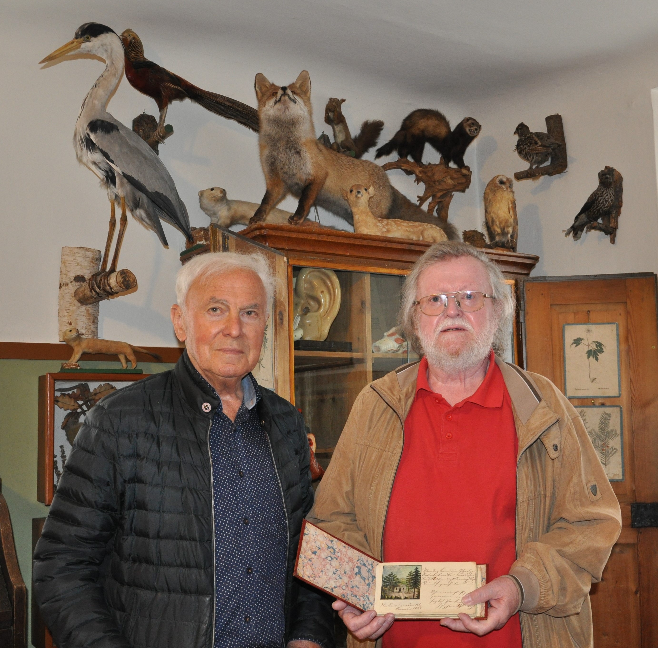 Foto von Bettina Merz: rechts Peter Bdel mit dem Stammbuch in den Hnden und Museumsleiter Eduard Stenger im Lohrer Schulmuseum